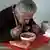 Muškarac jede obrok humanitarne pomoći u Zagrebu