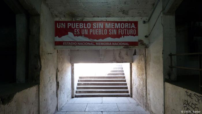 Los chilenos conmemoran hoy el 45 aniversario del golpe militar que derrocó al presidente socialista Salvador Allende (1970-1973), una de las emblemáticas fechas que siguen dividiendo al país sudamericano. El aniversario ha estado marcado por la polémica suscitada por la decisión de la Justicia de poner en libertad en agosto a un grupo de siete militares. (11.09.2018).