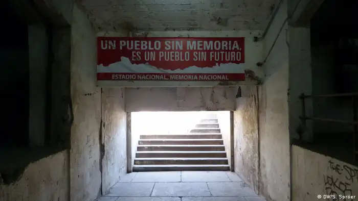 Los chilenos conmemoran hoy el 45 aniversario del golpe militar que derrocó al presidente socialista Salvador Allende (1970-1973), una de las emblemáticas fechas que siguen dividiendo al país sudamericano. El aniversario ha estado marcado por la polémica suscitada por la decisión de la Justicia de poner en libertad en agosto a un grupo de siete militares. (11.09.2018).