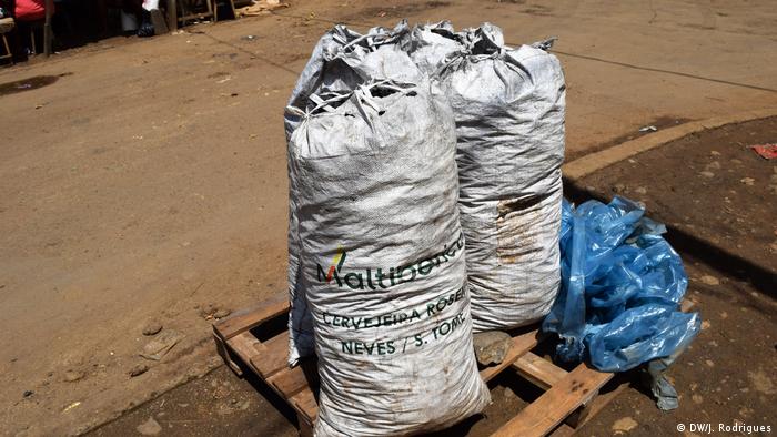  São Tomé und Príncipe - Kohle erreicht den Markt in Säcken (DW/J. Rodrigues)