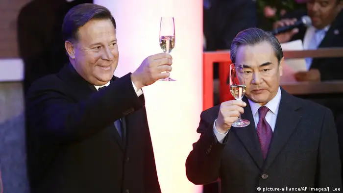 China Einweihung panamaische Botschaft in Beijing Juan Carlos Varela und Wang Yi (picture-alliance/AP Images/J. Lee)