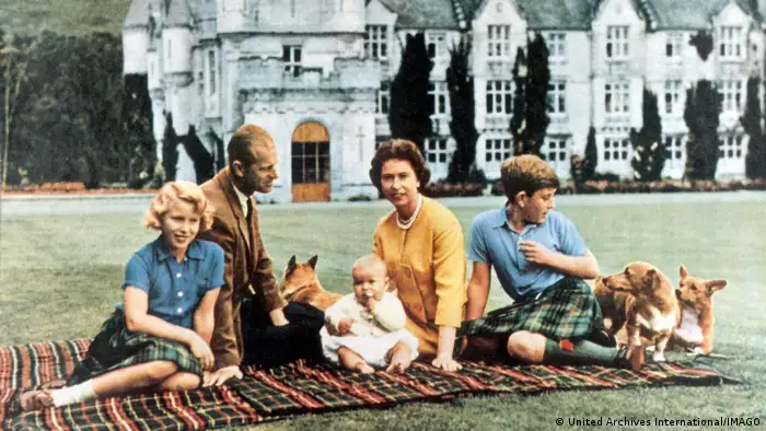 Königin Elisabeth II, Prinz Philip, Charles, Prinzessin Anne, Prinz Edward und Corgis (Imago/United Archives International)