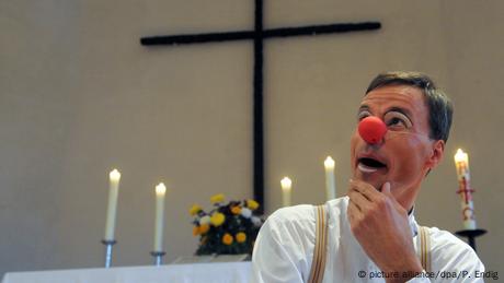Kirchenclown Steffen Schulz vor einem Altar (Quelle: picture alliance/dpa/P. Endig)