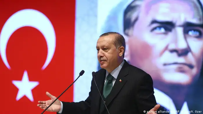 الرئيس التركي أردوغان يخطب في قونيه وخلفه صورة مؤسس الدولة التركية الحديثة مصطفى كمال أتاتورك (28/10/2017)