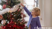 A young girl decorating a Christmas Tree at home. A young girl decorating a Christmas Tree at home. PUBLICATIONxINxGERxSUIxAUTxHUNxONLY 20251
a Young Girl decorating a Christmas Tree AT Home a Young Girl decorating a Christmas Tree AT Home PUBLICATIONxINxGERxSUIxAUTxHUNxONLY 20251