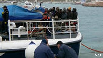 Ein Schiff der italienischen Küstenwache hat afrikanische Flüchtlinge aufgegriffen (Foto: AP)