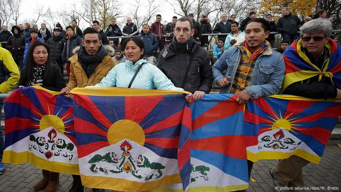 Fussball TSV Schott Mainz - U20 China - Protest gegen die chinesiche Tibet-Politik