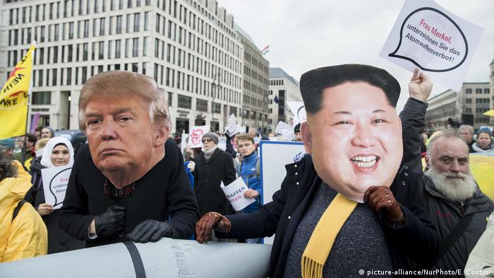 Deutschland Menschenkette zwischen Botschaften der USA und Nordkorea gegen atomare Aufrüstung (picture-alliance/NurPhoto/E. Contini)
