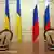 Zwei leere Sessel - dahinter Flaggen der Ukraine und Russlands(Foto: Olexander Prokopenko)