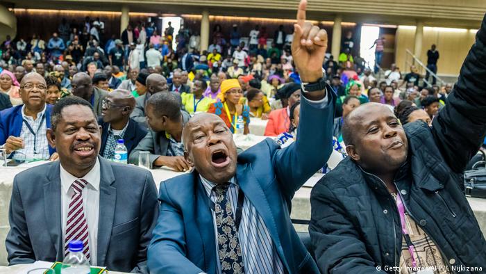 Un influyente grupo de veteranos de la guerra de independencia de Zimbabue pidió hoy la dimisión inmediata del presidente Robert Mugabe, que lleva casi cuatro décadas en el poder. (20.11.2017).