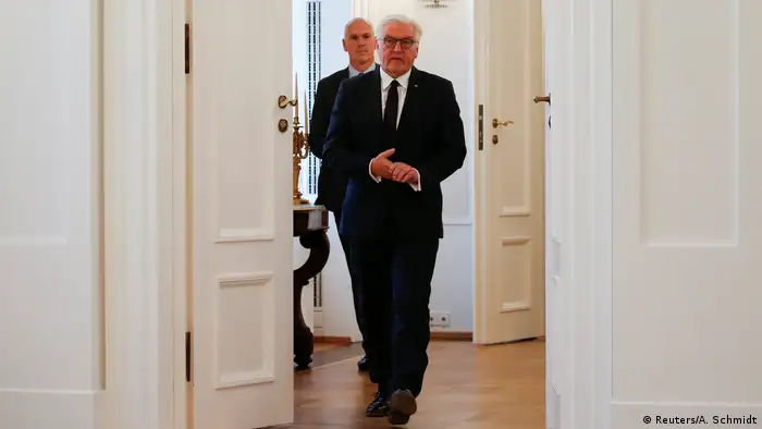El presidente alemán, Frank-Walter Steinmeier, pidió a los partidos con representación parlamentaria disposición al diálogo para hacer posible la formación de Gobierno en un futuro cercano. Steinmeier instó a la reflexión en una comparecencia institucional tras reunirse con la canciller, Angela Merkel, quien le informó del fracaso de las negociaciones para formar una coalición. (20.11.2017)