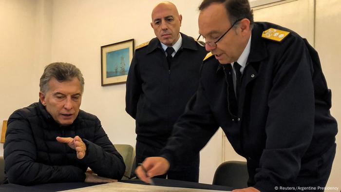El presidente argentino Mauricio Macri habla con el contraalmirante Gabriel González, comandante de la Flota Atlántica, y el vicealmirante Miguel Angel Mascolo (Reuters / Presidencia Argentina), vicepresidente de la Armada Argentina.