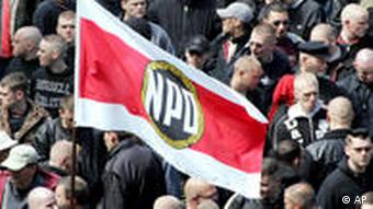 Simpatizeri i članovi NPD-a sa zastavom NPD-a