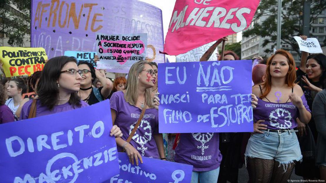 silhueta de uma mulher grávida no perfil. fêmea está chorando. protesto de  feministas. o conceito contra a proibição do aborto. gráficos vetoriais.  9189234 Vetor no Vecteezy