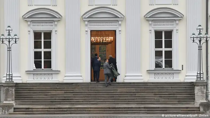 El presidente federal de Alemania, Frank-Walter Steinmeier, se reunirá a lo largo del día con los lideres políticos de los liberales y Los Verdes para tratar de hallar una salida a la crisis política. En el caso de que no logre que los partidos políticos vuelvan a sentarse en la mesa de negociaciones, la amenaza de unas nuevas elecciones se cierne sobre la mayor economía de Europa. (21.11.2017).