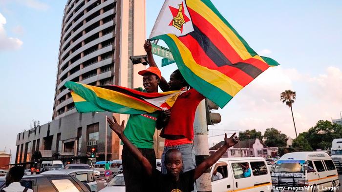 Simbabwe Rücktritt Robert Mugabe | feiernde Menschen in Harare (Getty Images/AFP/M. Longari)