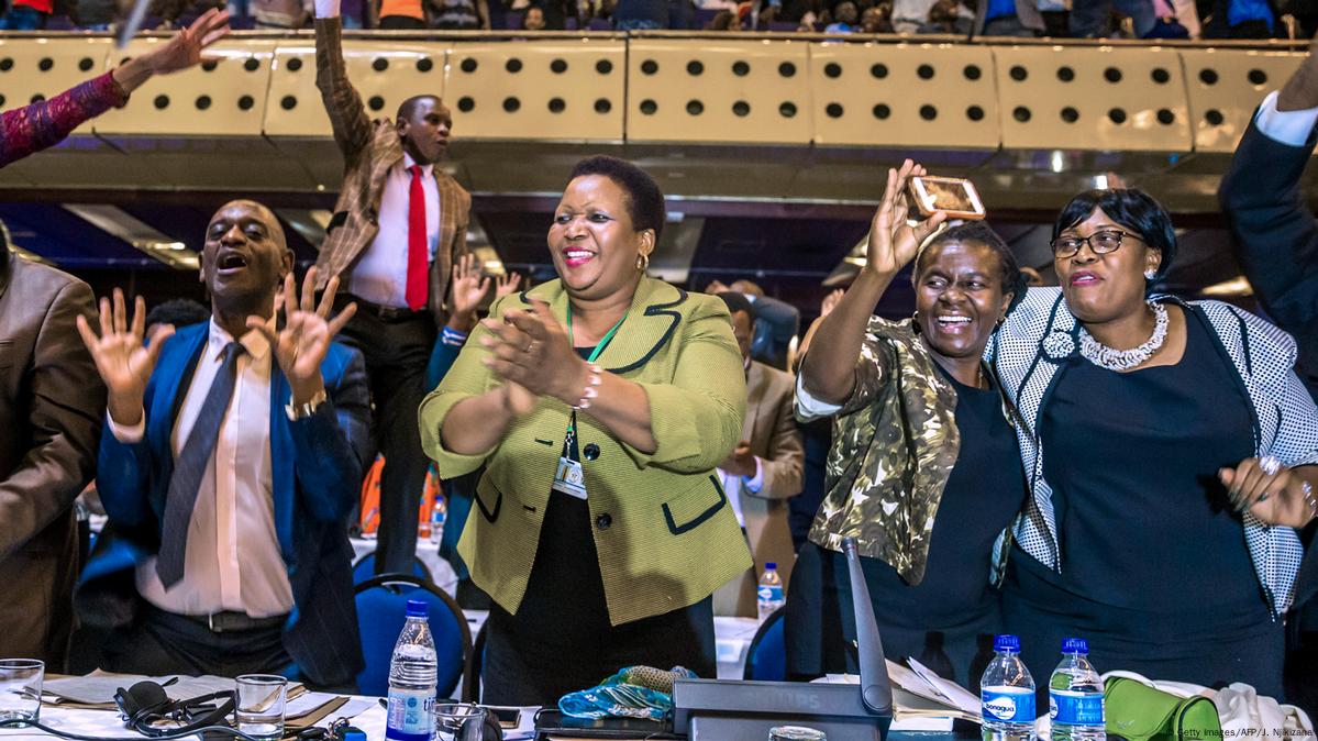 Zimbabwe: 'It's a second independence' – DW – 11/23/2017