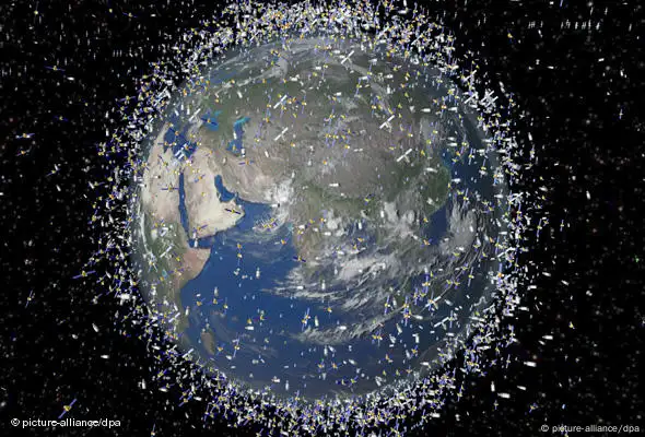 Weltrauschrott umkreist die Erde (photo: picture alliance)