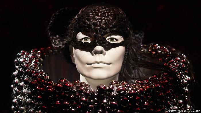 Björk imit perlenbesetzem Kragen (Getty Images/T.A.Clary)