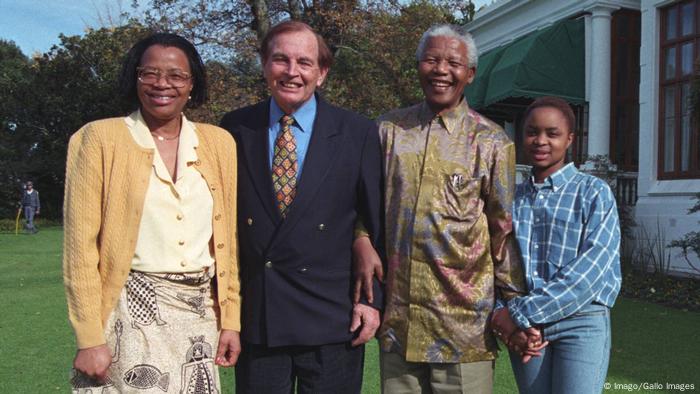 Christiaan Barnard mit Nelson Mandelas Familie (Imago/Gallo Images)