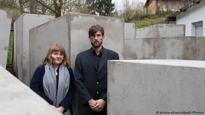 El grupo de artistas Centro de Belleza Política erigió una réplica del monumento a las víctimas del Holocausto berlinés junto a la casa de un político de la ultraderechista AfD que lo había tildado de monumento de la vergüenza. No queremos ni podemos permitir que las grotescas demandas queden como están, dijo el director artístico del colectivo, Philipp Ruch. (23.11.2017).