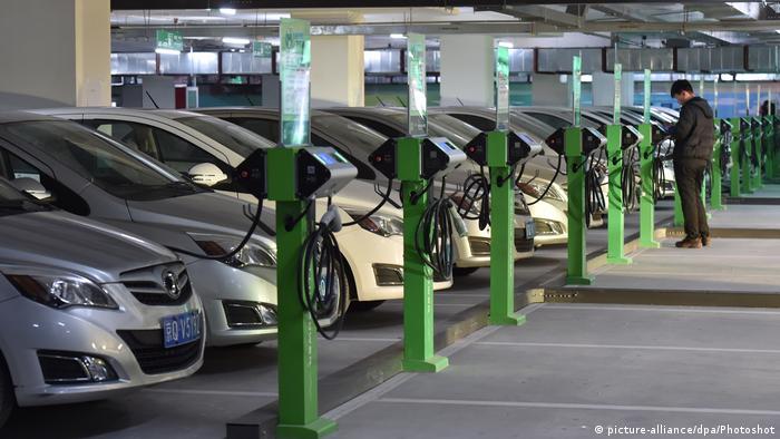 حالا پارکینگ&zwnj;های طبقاتی در سالگرد ۱۲۰ سالگی&zwnj;شان با چالش برقی شدن خودروها روبرو شده&zwnj;اند و باید برای رفع نیاز شارژ باطری خودروها، جاهای پارک به تاسیسات برقی مجهز شوند. 