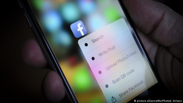 Facebook app option on a phone screen (picture alliance/NurPhoto/J. Arriens)