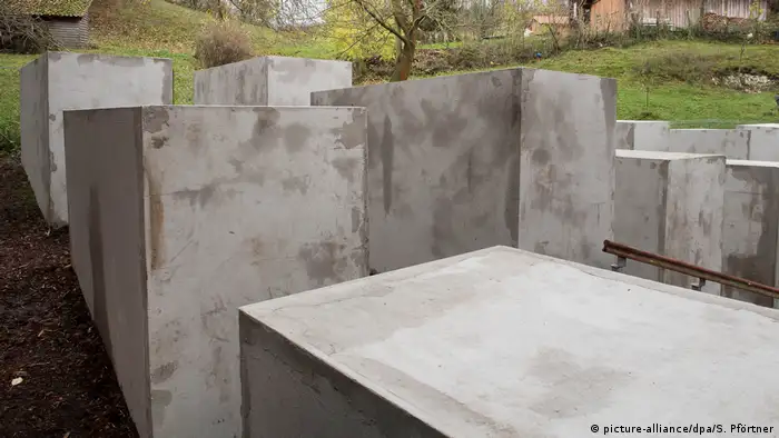 BdT - Denkmal der Schande in Sichtweite des AfD-Politikers Höcke (picture-alliance/dpa/S. Pförtner)