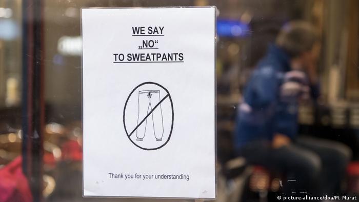 A sign that says no to sweatpants in the entrance of a Stuttgart cafe