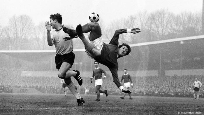 Spielszene aus dem Nebelspiel zwischen Borussia Dortmund und Schalke 04 im November 1966