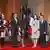 Obama und Sarkozy mit ihren Frauen stehen auf einem roten Teppich (Foto: AP)