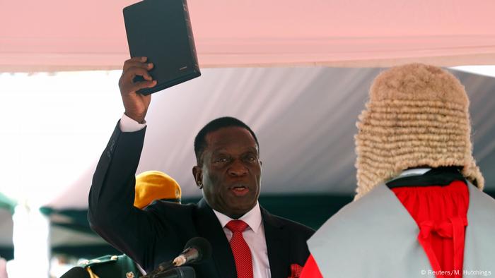 Emmerson Mnangagwa jura como presidente de Zimbabue. (24.11.2017).