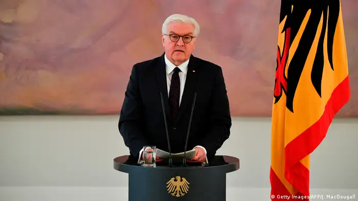 El presidente de Alemania, Frank-Walter Steinmeier, pidió una reunión con el bloque conservador y el socialdemócrata, que se realizará la semana que viene. Fuentes de la presidencia informaron de la convocatoria, que podría tener lugar el próximo lunes o martes, cuestión ésta aún por concretar. (24.11.2017).