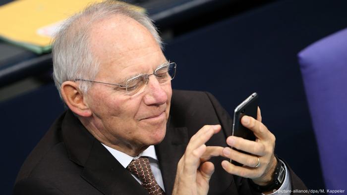 Wolfgang Schäuble, el presidente del Parlamento alemán con su teléfono. 
