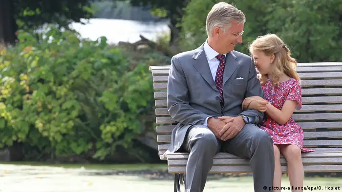 Belgien Prinz Philippe mit Tochter (picture-alliance/epa/O. Hoslet)