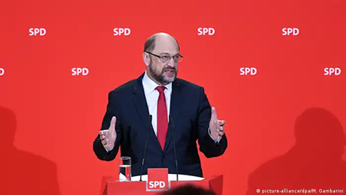 El líder del Partido Socialdemócrata alemán (SPD), Martin Schulz, anunció hoy que preguntará a las bases si están dispuestas a reeditar junto al bloque conservador de Angela Merkel la gran coalición. Schulz convocará una votación para consultar esa opción, a la que viene negándose desde las elecciones del pasado 24 de septiembre. (24.11.2017).