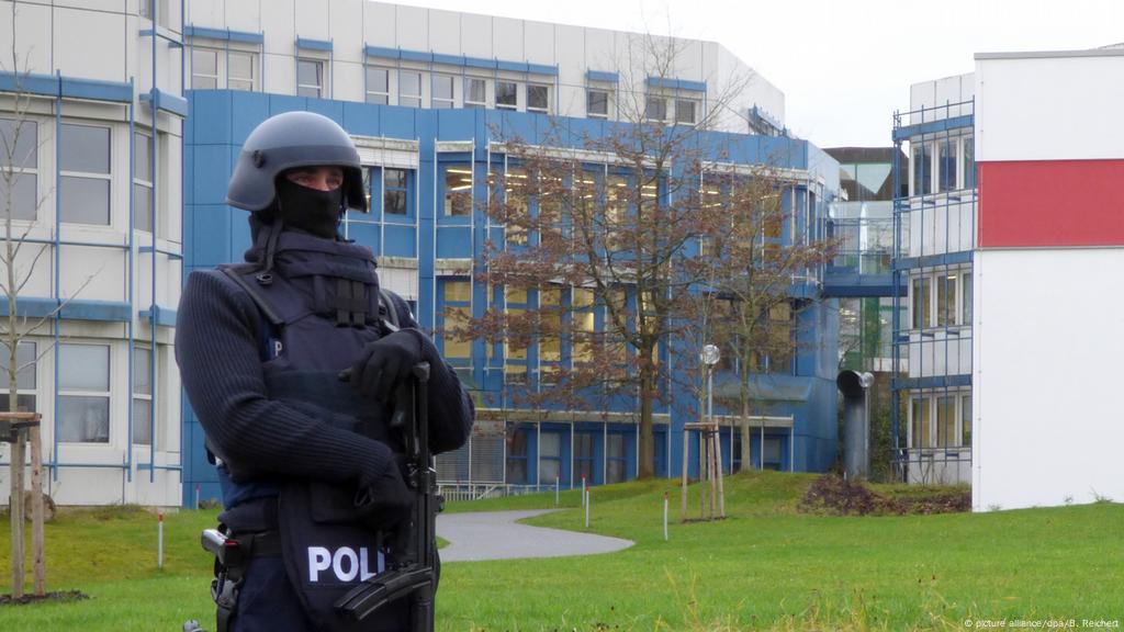 Germany: Student arrested at Trier university over massacre threat | News |  DW | 24.11.2017