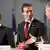 Anders Fogh Rasmussen (M.) nimmt den Glückwunsch von Jaap de Hoop Scheffer (r.) entegegen, daneben Nicolas Sarkozy (l.) (Foto: AP)