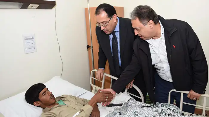 Ägpyten Anschlag Premierminister Mostafa Madbouli besucht Verletzte im Krankenhaus (picture alliance/Zumapress)