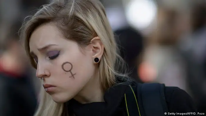 Symbolbild Frau Venussymbol (Getty Images/AFP/D. Pozo)