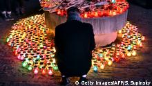25.11.2017 +++ A man pays his respects in front of candles and flowers placed by people at the Holodomor memorial in Kiev on November 26, 2016, during a ceremony in tribute to the victims of the Holodomor famine.
Ukraine marked 83 years since the Stalin-era Holodomor famine, one of the darkest pages in its entire history that left millions dead and which is regarded by many as a genocide. The 1932-33 famine took place as harvests dwindled and Soviet leader Josef Stalin's police enforced the brutal policy of collectivising agriculture by requisitioning grain and other foodstuffs. / AFP / SERGEI SUPINSKY (Photo credit should read SERGEI SUPINSKY/AFP/Getty Images)