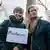  اما تامپسون، هنرپیشه بریتانیایی، در کنار ریچارد راتکلیف، همسر نازنین زاغری، در تظاهرات ۲۵ نوامبر در لندن