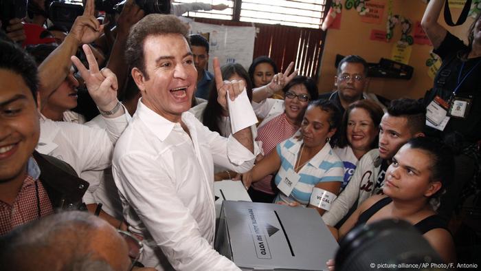 Honduras Wahlen Kandidat Salvador Nasralla (picture-alliance/AP Photo/F. Antonio)