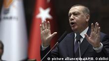 ARCHIV - Der türkische Präsident Recep Tayyip Erdogan spricht am 21.11.2017 im Parlament in Ankara (Türkei). Erdogan hält beinahe täglich Ansprachen, und bei einigen Reden lässt sich schon vor deren Ende erahnen, dass die Lira nun weiter an Wert einbüßen wird. (zu dpa Verfall der Türkischen Lira - Erdogan und die «Zinslobby» vom 27.11.2017) Foto: Burhan Ozbilici/AP/dpa +++(c) dpa - Bildfunk+++ |
