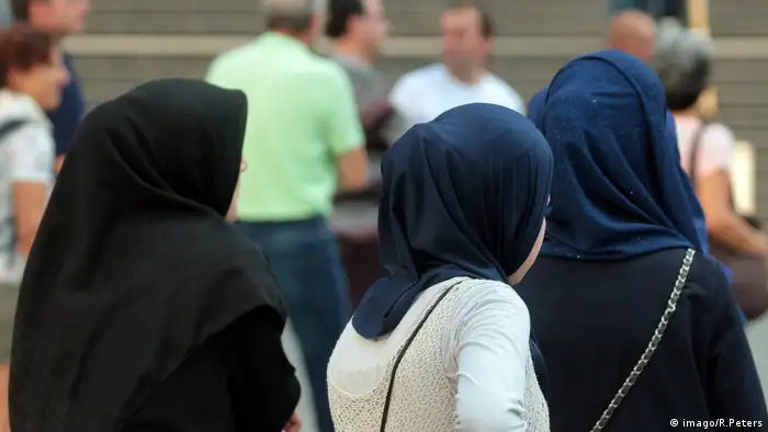 Deutschland, Arabische Muslima mit Burkas und Kopftüchern spazieren in der Innenstadt Kölns