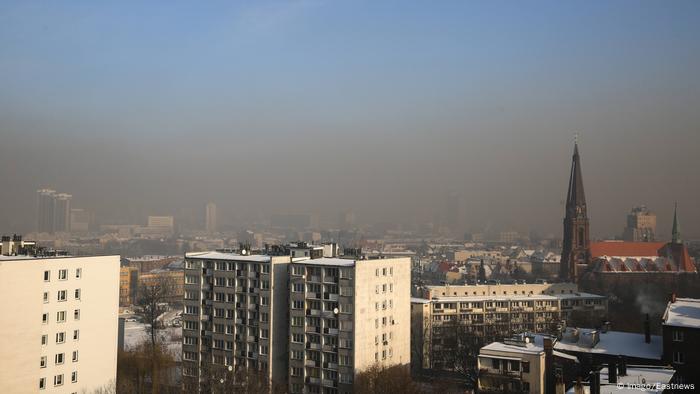 Letecký pohľad na mesto Katowice pokryté smogom