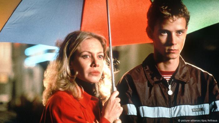 Filmszene aus Alles über meine Mutter mit Mutter und Sohn unter Regenschirm (picture-alliance/dpa/Arthaus)