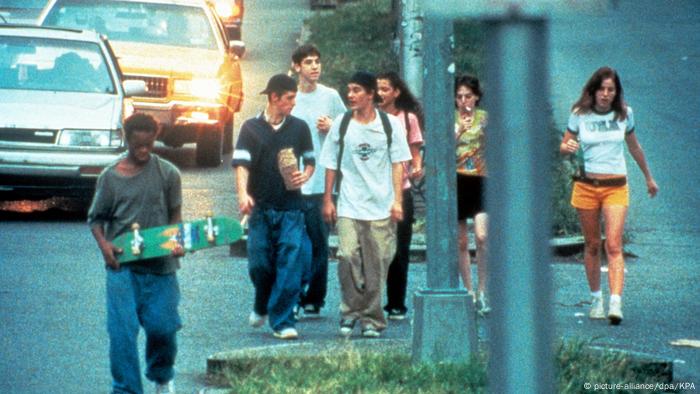  Filmszene aus Kids mit Jungs und Mädchen auf einer Strasse (picture-alliance/dpa/KPA)