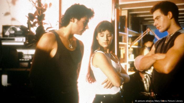 Filmszene aus Wilde Nächte mit zwei jungen Männern und einer Frau (picture-alliance/Mary Evans Picture Library)