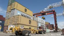20.10.2010 ARCHIV - Container stehen im Hafen von Buenos Aires (Archivbild vom 20.10.2010). Wachsende Restriktionen stören Argentiniens Außenhandel. Die EU hat bereits vor der WTO eine Klage eingereicht, Brasilien hat
Gegenmaßnahmen getroffen. Eine Krise wie die, die vor zehn Jahren zum Staatsbankrott führte, ist jedoch bisher nicht voraussehbar. Photo: Andres Perez Moreno/dpa (zu dpa-Korr.-Bericht Argentinien in der Zwickmühle: Importbremsen gegen Devisenabfluss am 28.05.2012) +++(c) dpa - Bildfunk+++ | Verwendung weltweit